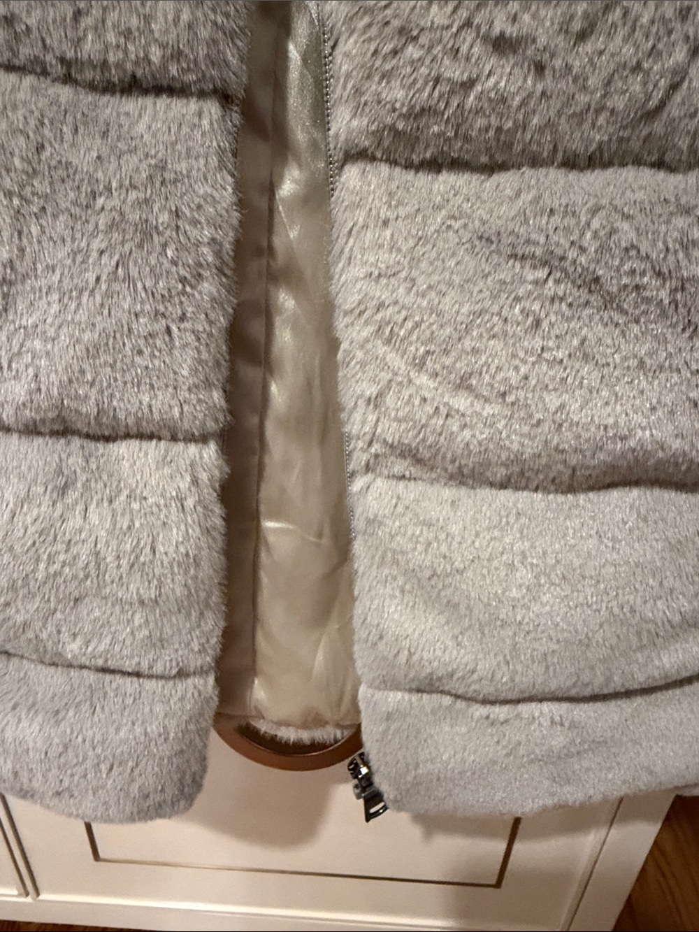 Evereve Light Gray Faux Fur Quilted Puffer Vest - Picture 4 of 5